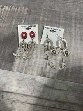 Western Horseshoe & Revolver Dangle Earrings - Silver with Red Accent Cowboy Hat